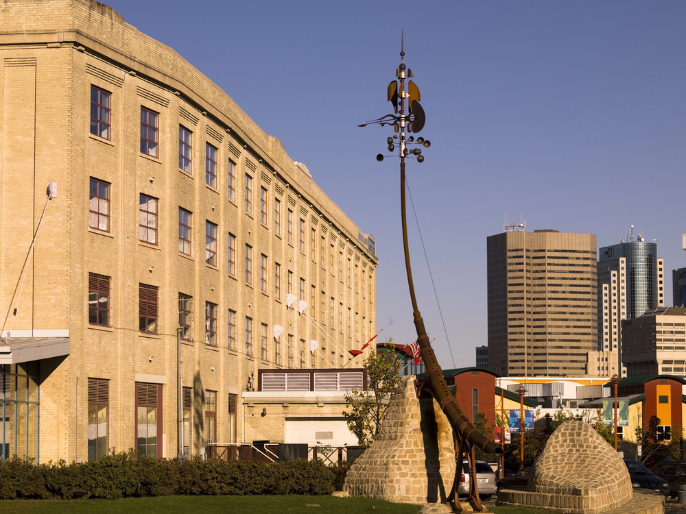Sculpture And Buildings At The Forks, Winnipeg, Manitoba, Canada — Photo